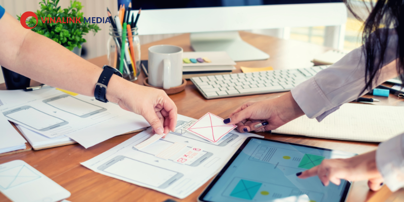 Nhân viên thiết kế website sẽ thiết kế web theo kế hoạch đã đề ra